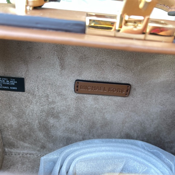 ππBrand New Michael Michael Kors
Island Escape Theodora Md Cross Body Bagππ - Picture 6 of 16